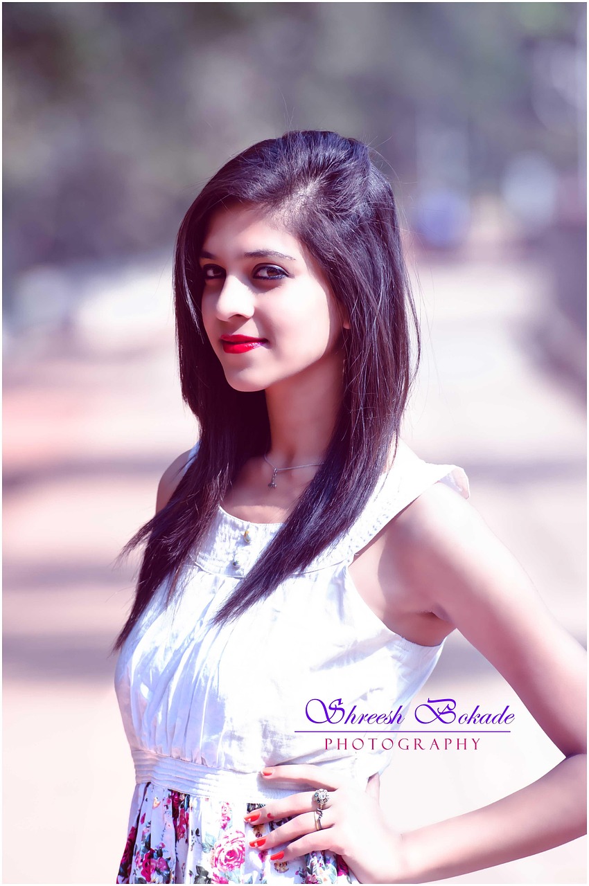 迪麗熱巴在時(shí)尚芭莎中的璀璨風(fēng)采，星光下的時(shí)尚引領(lǐng)者